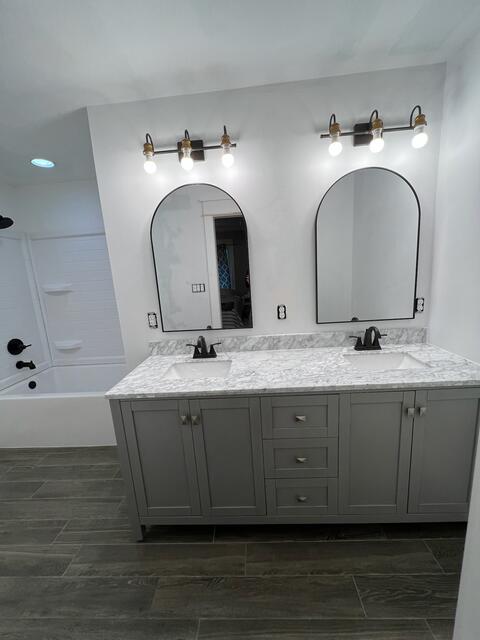 Gray & marble bath — photo 1
