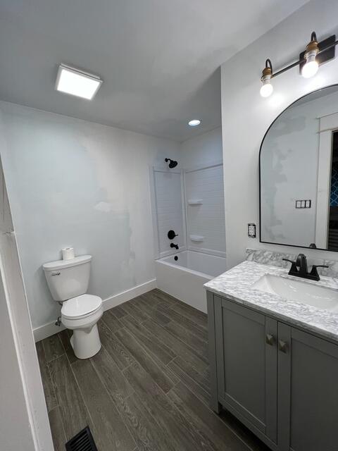 Gray & marble bath — photo 2