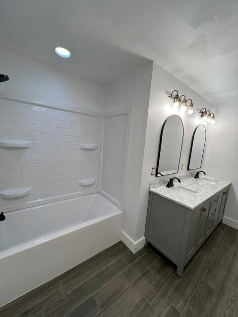 Gray & marble bath — photo 3