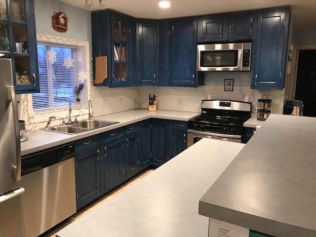 Blue cottage kitchen — photo 1
