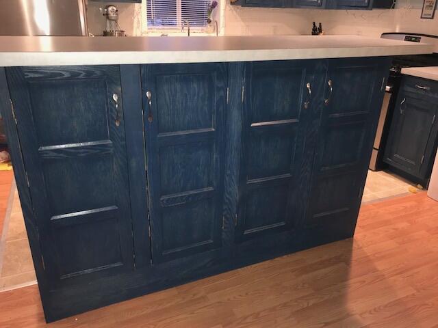 Blue cottage kitchen — photo 2