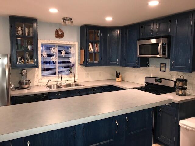 Blue cottage kitchen — photo 3