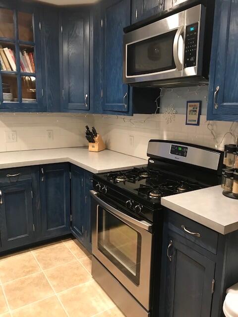 Blue cottage kitchen — photo 4