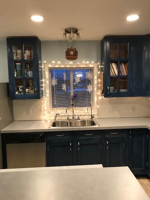 Blue cottage kitchen — photo 6
