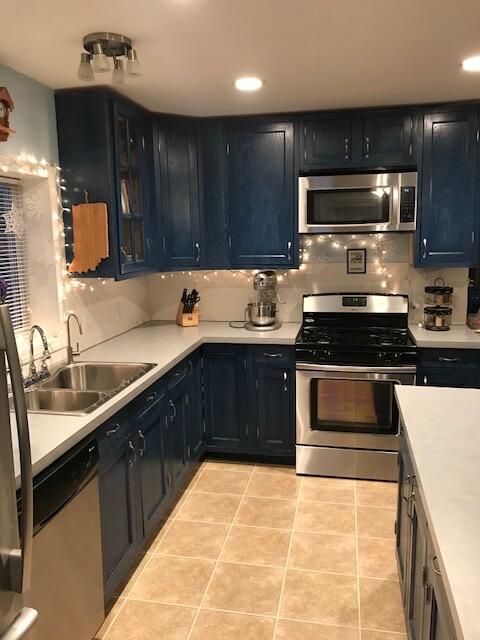 Blue cottage kitchen — photo 7