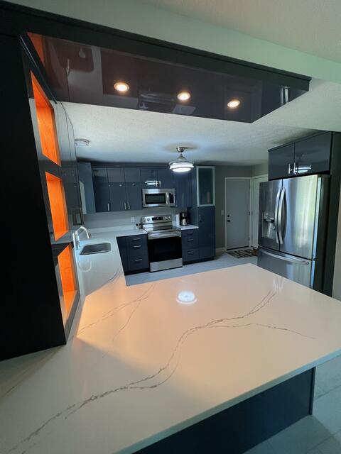 Contemporary charcoal kitchen — photo 8