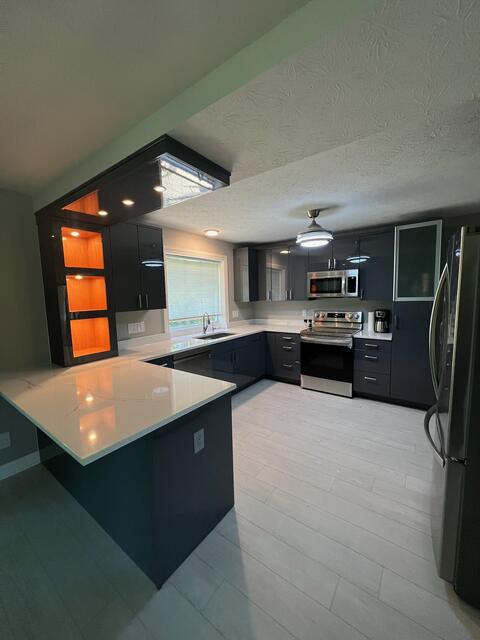 Contemporary charcoal kitchen — photo 9