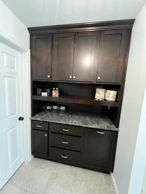 Espresso & white kitchen — photo 15