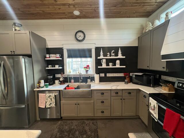 Modern farmhouse kitchen — photo 11