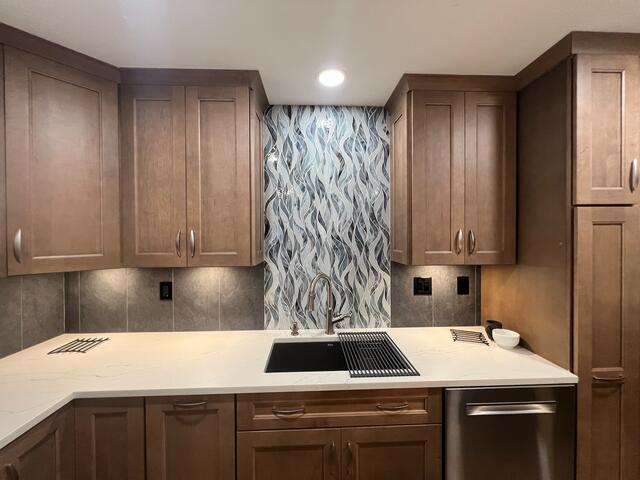 Warm maple kitchen — photo 12