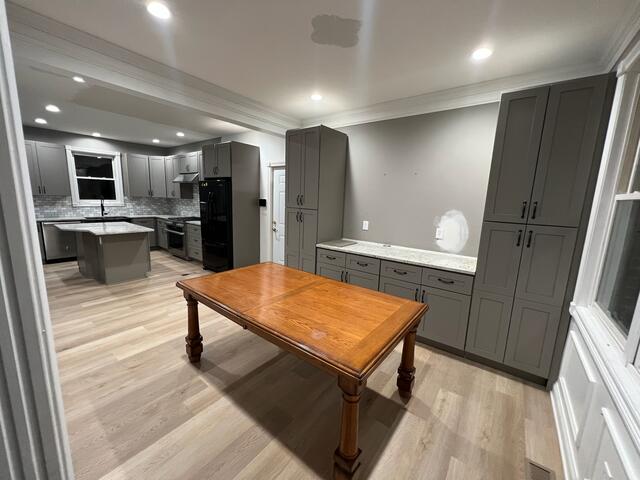 Warm maple kitchen — photo 16