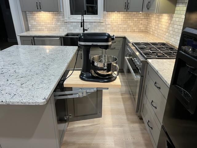 Warm maple kitchen — photo 22